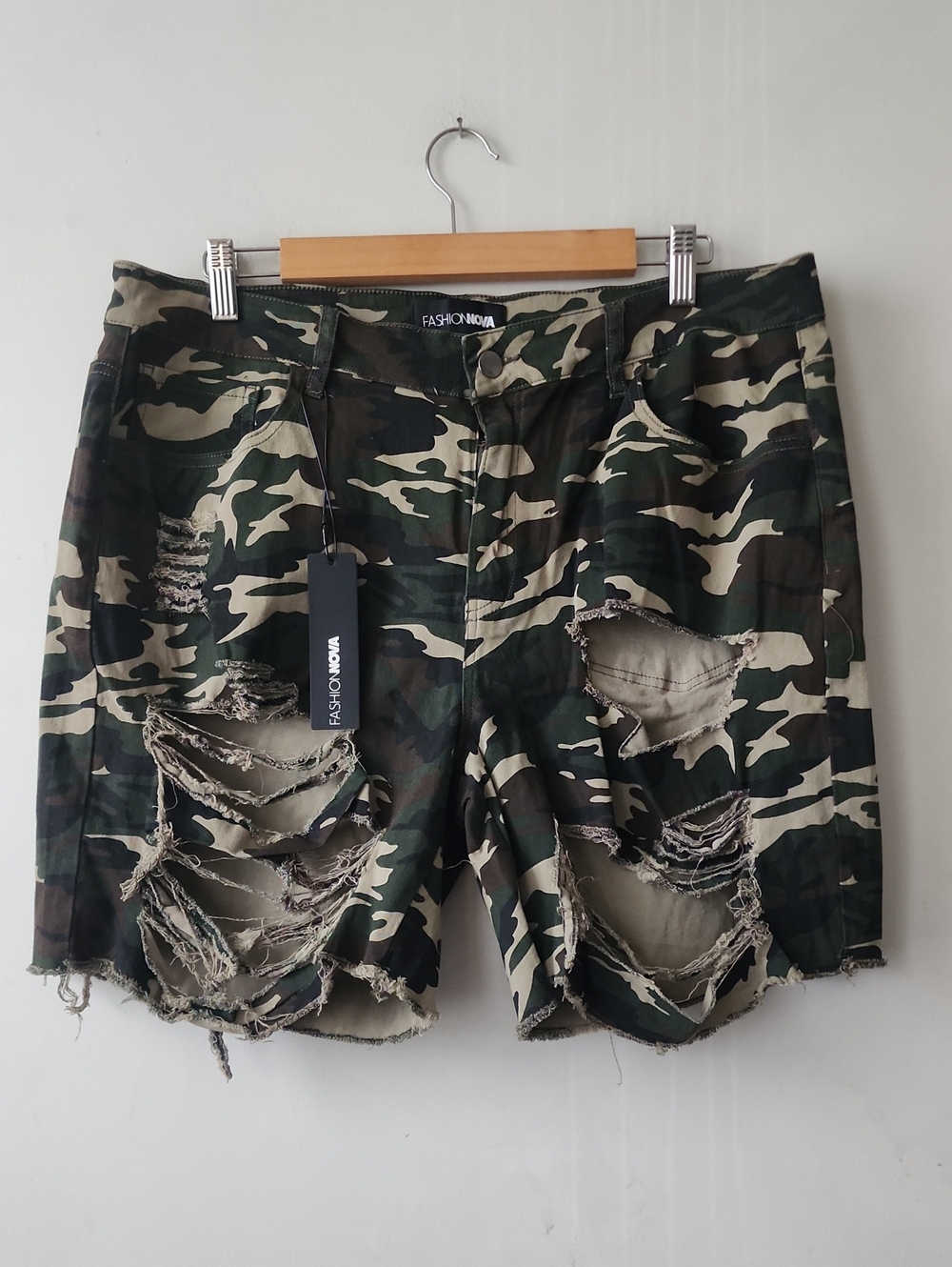 Fashion Nova Women's Distressed Camo Cargo Shorts - Green/Black